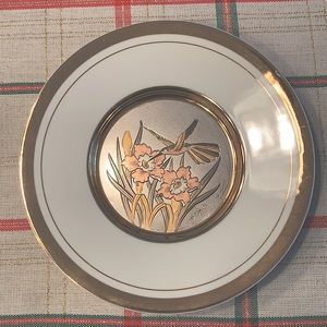 Art of Chokin 24K gold edged decorative plate with flowers and a hummingbird.
